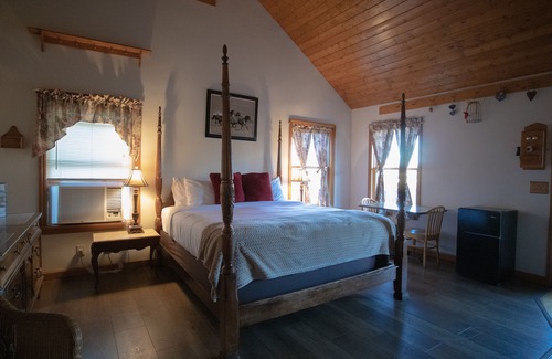 Julian Cabin | Tucker Peak Lodge