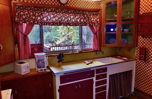 Idyllwild Cabin | Tuckett Inn: Charming Style Cottage Sleeps Up 4 Guests! NEW LISTING