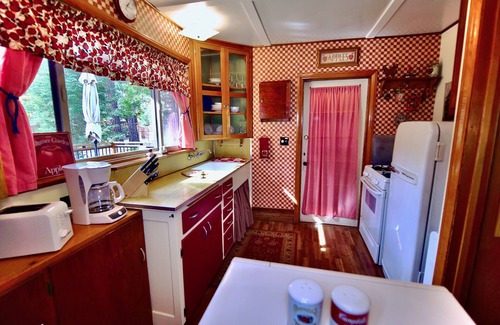 Idyllwild Cabin | Tuckett Inn: Charming Style Cottage Sleeps Up 4 Guests! NEW LISTING