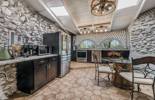 Tucson House | Tucson Bottle House - An Artsy and Unique 3 Bdrm house - New Listing Discounts