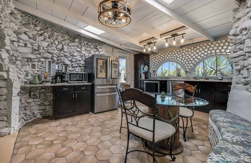 Tucson House | Tucson Bottle House - An Artsy and Unique 3 Bdrm house - New Listing Discounts