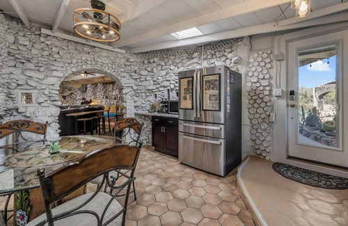 Tucson House | Tucson Bottle House - An Artsy and Unique 3 Bdrm house - New Listing Discounts
