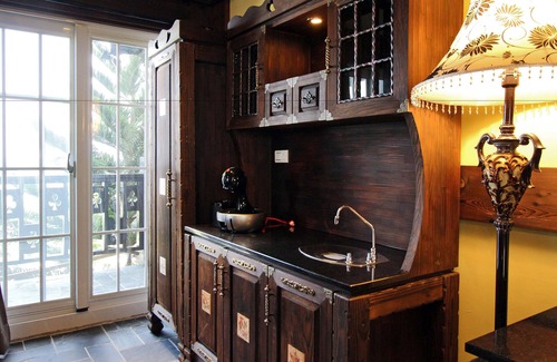 Shoufeng Bed & Breakfast | Tudor Dynasty