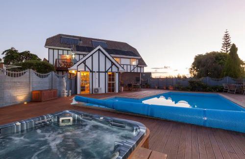 Paraparaumu Beach Bed & Breakfast | Tudor Manor Bed & Breakfast