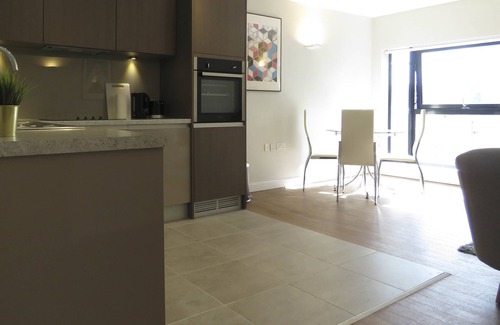 Birmingham City Centre Apartment | Tudors eSuites Birmingham Apartments with Gated Parking