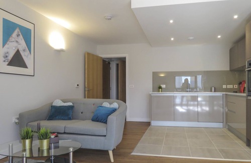 Birmingham City Centre Apartment | Tudors eSuites Birmingham Apartments with Gated Parking