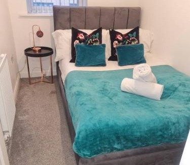 Bordesley Apartment | Tudors eSuites - Three Bedroom House with Garden and Driveway #24StL