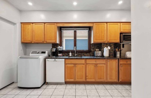 South Medford Condo | Tufts 3-Bed, 2-Office Home with Laundry