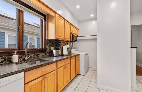 South Medford Condo | Tufts 3-Bed, 2-Office Home with Laundry