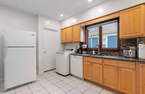 South Medford Condo | Tufts 3-Bed, 2-Office Home with Laundry