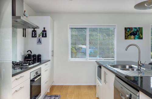 Paihia House | Tui Beach House - Centrally located, 3 min walk to beach, bright house Paihia.