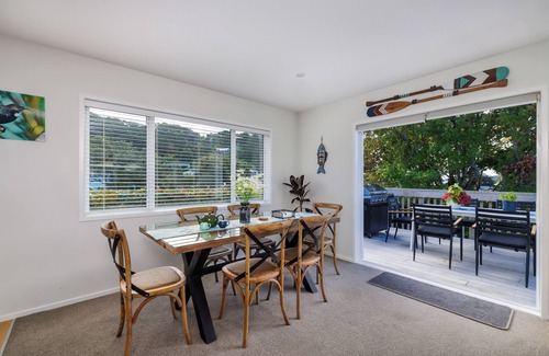 Paihia House | Tui Beach House - Centrally located, 3 min walk to beach, bright house Paihia.