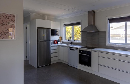 Whangamata House | Tui nest