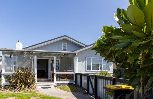 Whangamata House | Tui nest