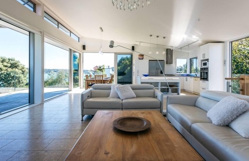 Surfdale House | TUI POINT WAIHEKE | Be My Guest