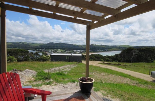 Cable Bay House | Tuis Scenic Retreat