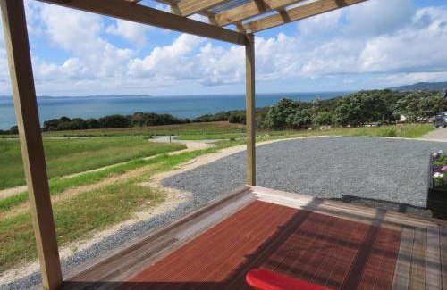 Cable Bay House | Tuis Scenic Retreat