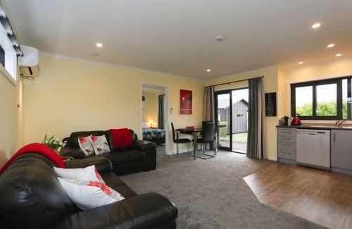 Haumoana Cottage | Tuki Tuki Cottages.Syrah Cottage