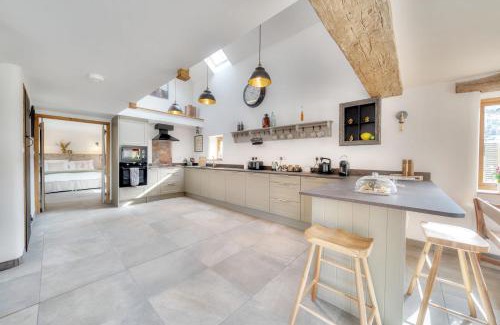 Knowstone House | Tumbledown Barn
