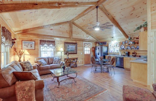 Tumbling Shoals House | Tumbling Shoals Cabin with Fire Pit 1 Mi to Lake