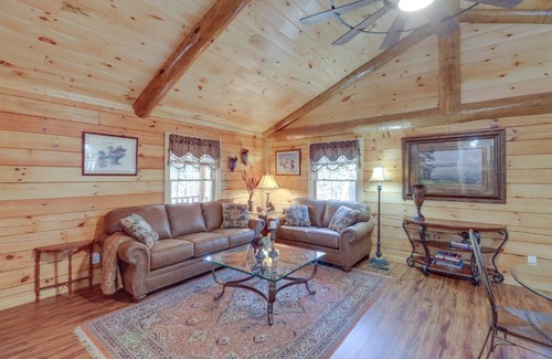 Tumbling Shoals House | Tumbling Shoals Cabin with Fire Pit 1 Mi to Lake