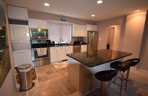 Caine Woods House | Tunnel Avenue 14106-Baywater 141st St, W/D, AC, WIFI