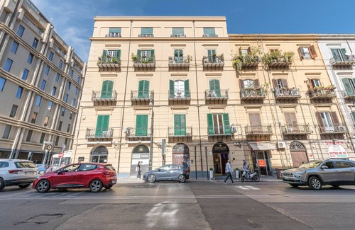 Ruggero Settimo Apartment | Turati Apartment al Politeama by Wonderful Italy