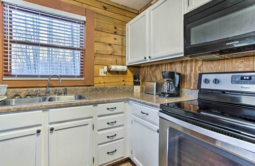 Clyde Cabin | 'Turkey Creek Cove’ Clyde Cabin w/Mtn Views!