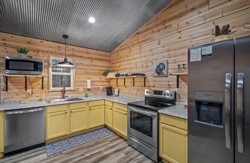 Fort Payne House | Turkey Trot-cozy cabin w/hot tub & fire pit