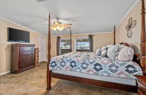 Deatonville House | Turner's Bay Cottage - Amazing Lakefront Sunsets