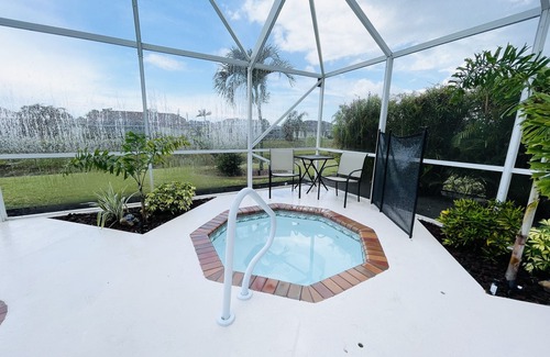 Broadmoor House | Turtle Bay Villa/Pool/Hot Tube/Canal View