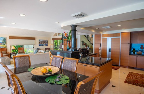 Napili House | Turtle Cove 3 Bedroom Home by RedAwning