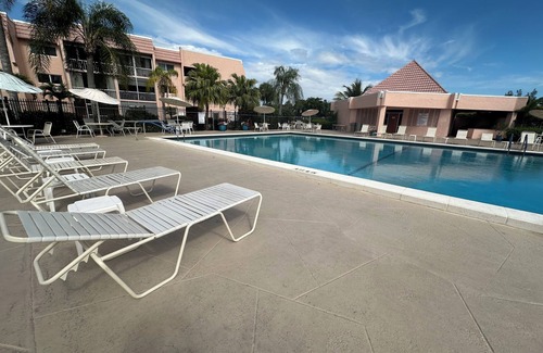 Central Naples Condo | TURTLE LAKE 2BR/2BA - GOLF COURSE VIEW/RESORT STYLE AMENITIES/MINUTES TO BEACH
