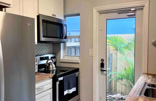 Lake Ridge House | Turtle Nest Bungalow -with Private Backyard Oasis, Fort Lauderdale