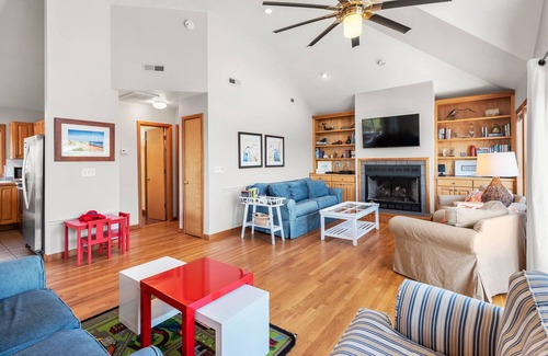 Ocean Sands House | Turtle's Cove: Lakefront | Hot Tub | Walk to Beach