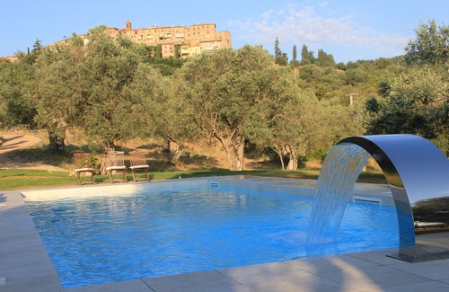 Caldana House | Tuscan country house Le Chiuse with panoramic pool and air conditioning system