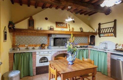 Castiglione di Garfagnana House | Tuscan Farmhouse in Castiglione di Garfagnana with Garden