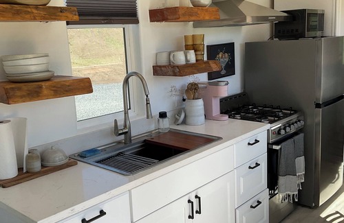 Oakdale House | Tuscan Villa Riverfront 1-bedroom, 1 Bath, Oakdale with WiFi and AC