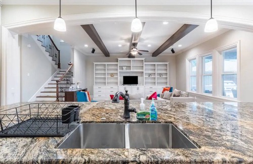 Southeast Houston House | TUSCANY VILLA near Downtown, Hobby Airport, Medical Center