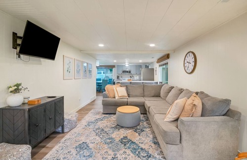 Trufant House | Twilight Cove: Crisp Air, Colorful Leaves & Lakeside Tranquility