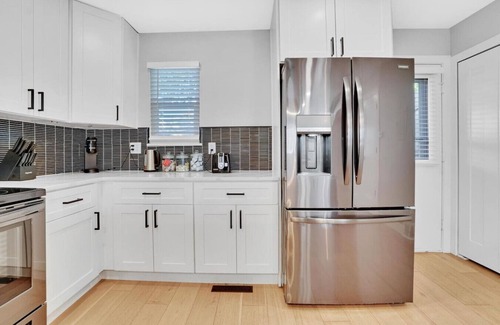 Scenic Heights House | Twin Abodes I 2 Units, One Group Getaway