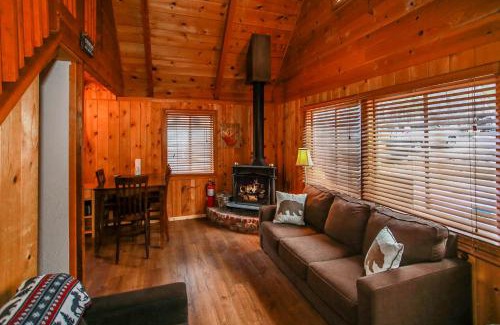 Sugarloaf House | Twin Bear - Cozy and convenient, relaxing cabin with a nice fenced yard and a BBQ