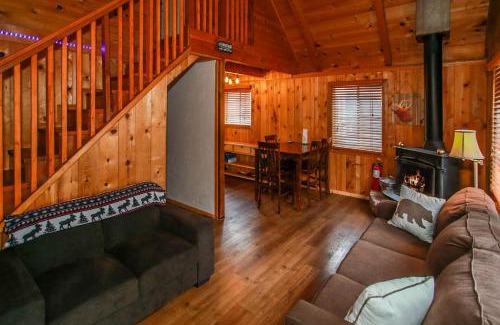 Sugarloaf House | Twin Bear - Cozy and convenient, relaxing cabin with a nice fenced yard and a BBQ