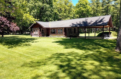 Honor Cabin | Twin Birch Resort - The Kodiak Cabin: Lake Access with Dock, Rowboat, and Kayak!