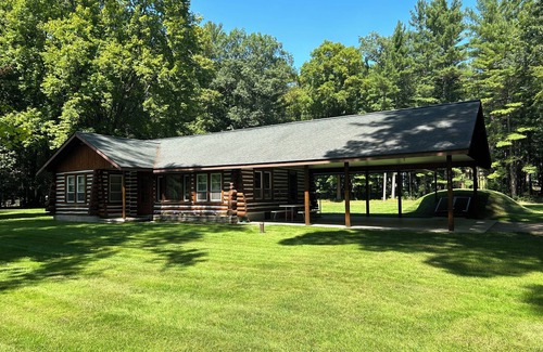 Honor Cabin | Twin Birch Resort - The Kodiak Cabin: Lake Access with Dock, Rowboat, and Kayak!