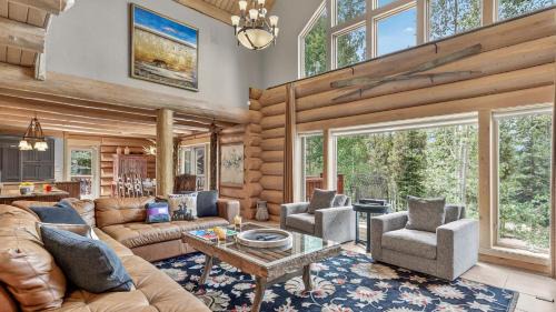 Dunkin Hill House | Twin Eagles Lodge