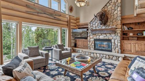 Dunkin Hill House | Twin Eagles Lodge