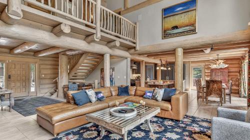 Dunkin Hill House | Twin Eagles Lodge