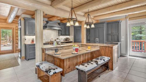 Dunkin Hill House | Twin Eagles Lodge