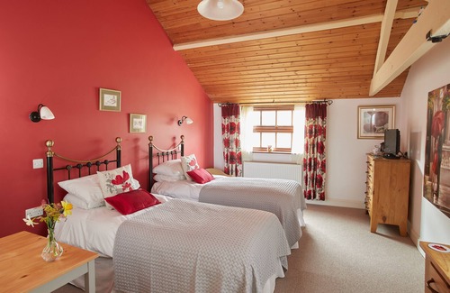 Hickling Bed & Breakfast | Twin En-Suite Room @ The Dairy Barns